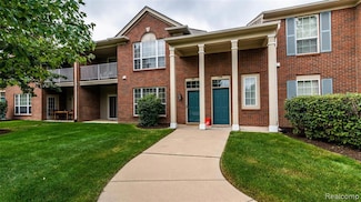 3106 Chesapeake Cir Unit 33, Walled Lake, MI 48390