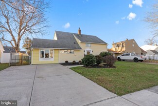 68 Northturn Ln, Levittown, PA 19054
