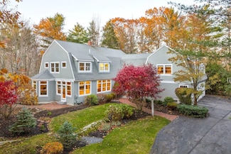 89 Oakmont Dr, Falmouth, ME 04105