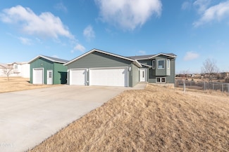116 Sunflower Dr, Bismarck, ND 58503