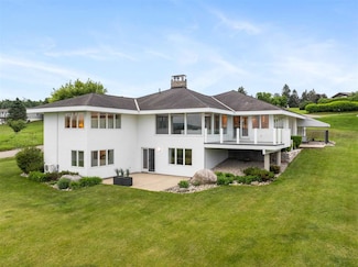 908 Country Ln, Petoskey, MI 49770