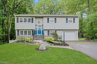 107 Mountain Cir, West Milford, NJ 07480