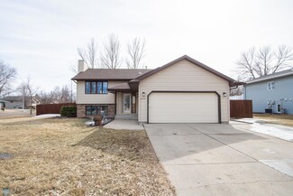 2202 33rd Ave S, Fargo, ND 58104