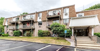 752 Quaker Ln Unit B203, East Greenwich, RI 02818