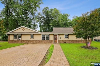 160 Howard Ave, Rochelle Park, NJ 07662