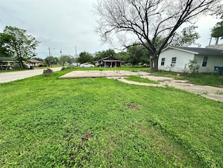 1408 1st St E, Kaufman, TX 75142