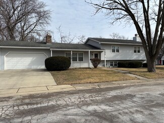 826 Iris Ln, Naperville, IL 60540