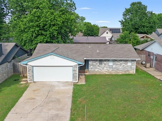 907 Ridgeway Dr, Yukon, OK 73099