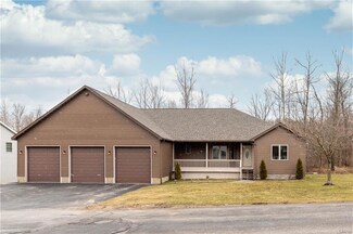 8 Applewood Dr, Oswego, NY 13126
