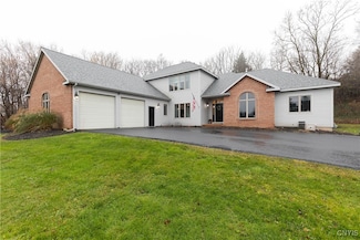 4892 Macgregor Ln, Syracuse, NY 13215