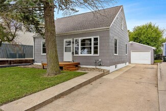 807 32nd St SE, Cedar Rapids, IA 52403