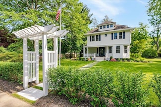 16 Lamarcus Ave, Glen Cove, NY 11542