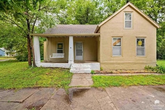 318 S 5th St, Manhattan, KS 66502