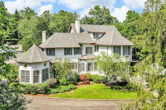 77 Haights Cross Rd, Chappaqua, NY 10514