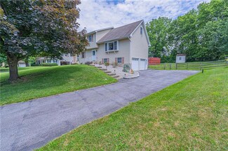 608 Red Fox Ln, Easton, PA 18040