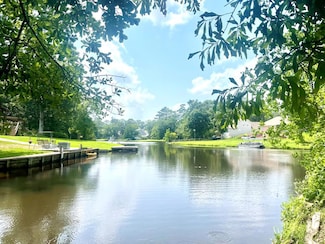 902 E Lakeshore Dr, Carriere, MS 39426