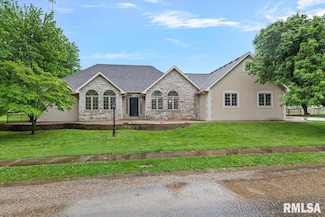 19439 Pinecrest Rd, Petersburg, IL 62675
