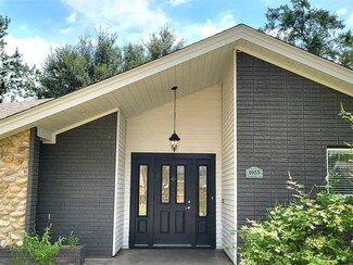 1055 Chamboard Ln, Houston, TX 77018