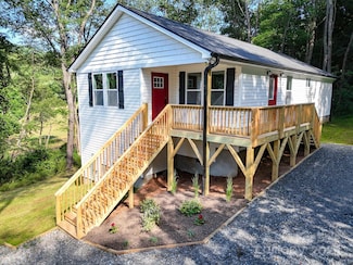 131 Acorn Ln, Waynesville, NC 28785
