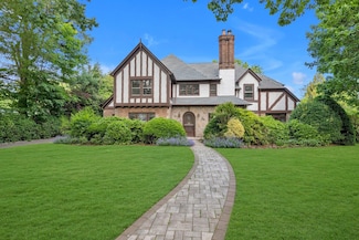 77 Hampton Rd, Garden City, NY 11530