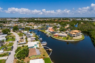 9439 Sun Isle Dr NE, Saint Petersburg, FL 33702
