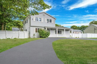 43 Hampton Ave, Mastic, NY 11950