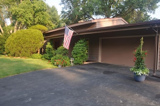 27 Lexington Ct, Midland, MI 48642