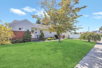 10 Layton Ave, Hicksville, NY 11801