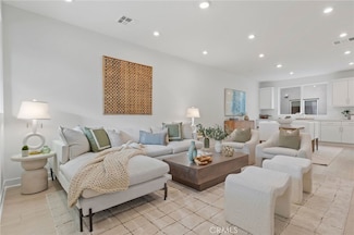 585 S Lyon St, Santa Ana, CA 92705