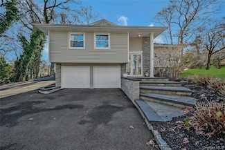 4 Park Rd, Rocky Point, NY 11778