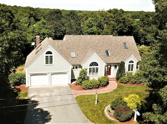 104 Berry Hollow Dr, Marstons Mills, MA 02648