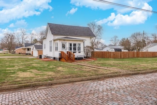 811 N Chestnut St, Le Roy, IL 61752