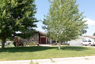 407 NW Hayes St, Greenfield, IA 50849