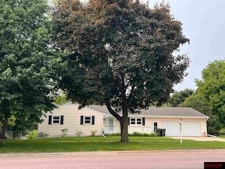 726 726 W Broadway St, St. Peter, MN 56082