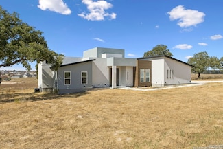 147 Las Palomas Dr, La Vernia, TX 78121