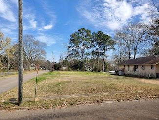 827 N 15th Ave, Laurel, MS 39440