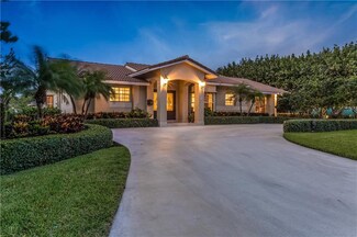 3 Gatehouse Rd, Sea Ranch Lakes, FL 33308
