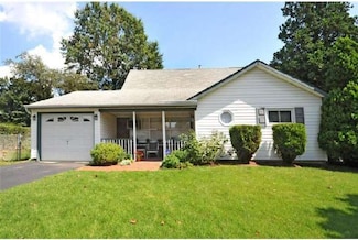 14 Cactus Rd, Levittown, PA 19057