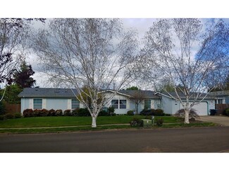 929 NE Hide Away Dr, McMinnville, OR 97128