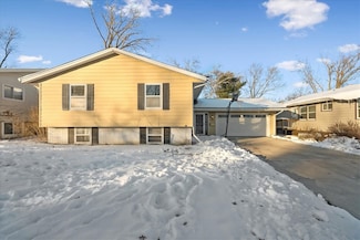 2602 Towne House Dr NE, Cedar Rapids, IA 52402