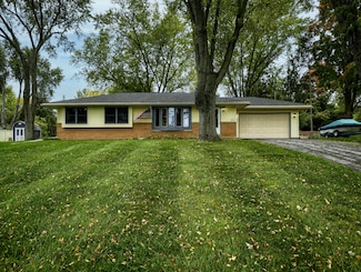 W139N6995 Bay Ridge Ln, Menomonee Falls, WI 53051