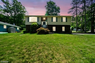 30 Lakeshore Dr E, Highland Lakes, NJ 07422