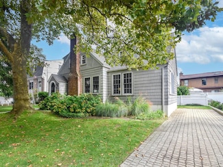 20 Oldwood Rd, Port Washington, NY 11050