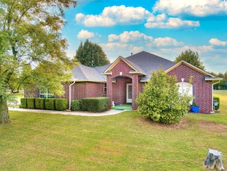 557 Locust Grove Dr, Blanchard, OK 73010