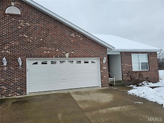 601 Elizabeth Dr, Litchfield, IL 62056