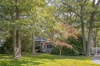 88 W End Ave, Shirley, NY 11967