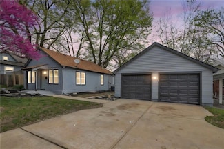 112 S Keeler St, Olathe, KS 66061