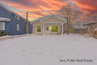 1221 Sanford St, Muskegon, MI 49441