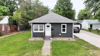 129 E Scudamore St, Flora, IL 62839