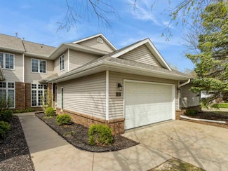 13 Pentire Cir, Iowa City, IA 52245
